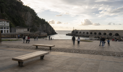 Vista editorial del lugar asociado a Mutriku: la plaza y la planta de olas