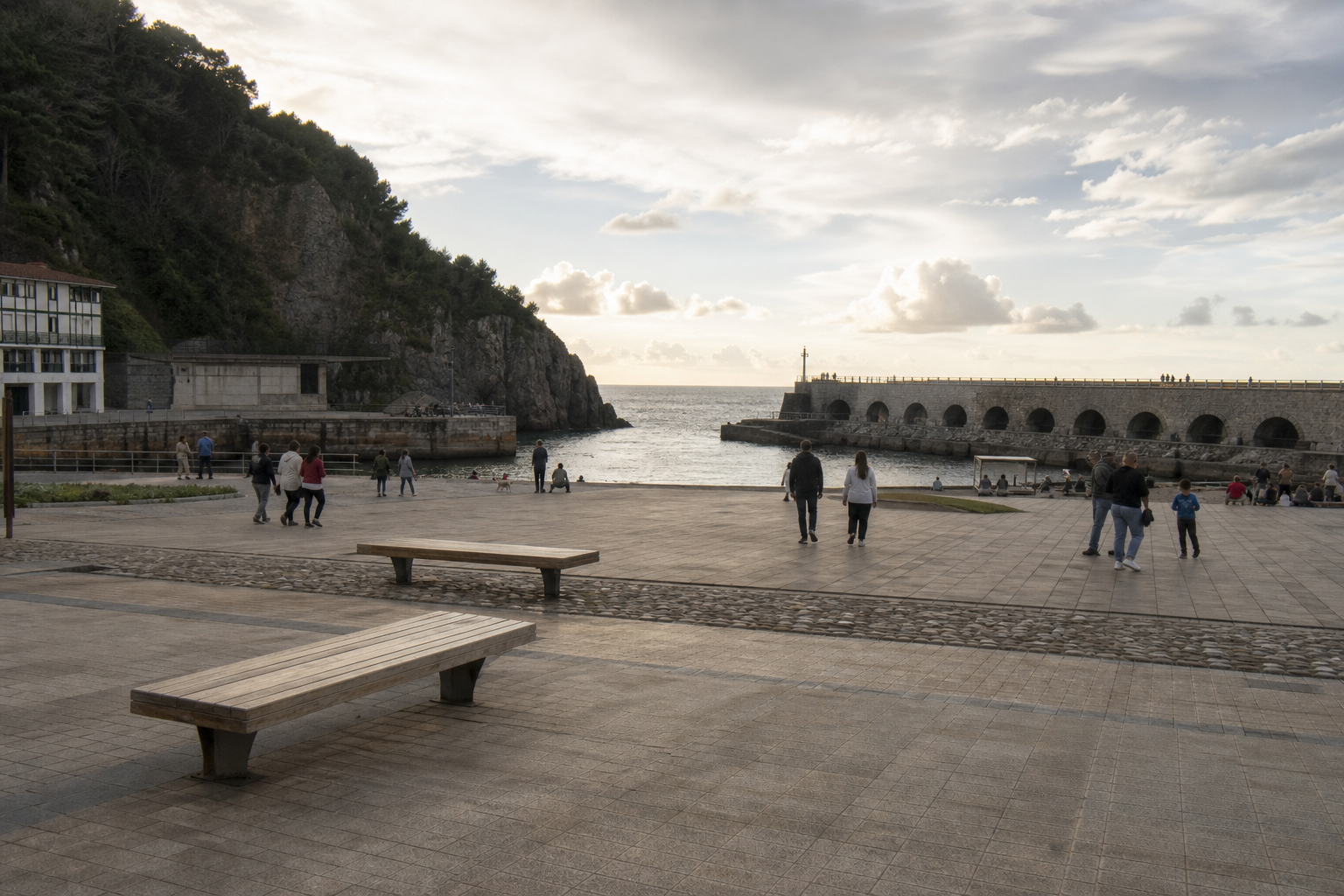 Vista editorial del lugar asociado a Mutriku: la plaza y la planta de olas