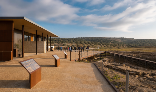 Vista editorial del lugar asociado a Oppidum íbero de Puente Tablas — Centro de Visitantes