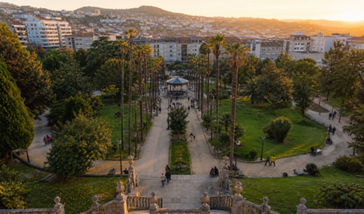 Vista editorial del lugar asociado a Xardín do Posío: jardín botánico urbano y memoria viva de Ourense